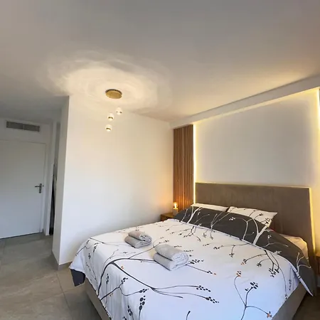 2 - Terrasse, Parking Gratuit & Climatisation Апартаменты *